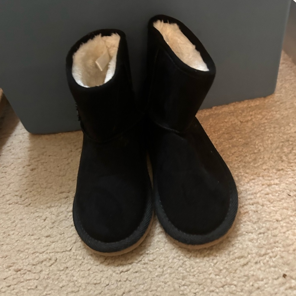 Toddler Girls Old Navy Fuzzy Boots Size 8